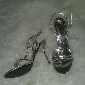 Silver sandels  sz 7 1/2. # 113